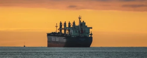 Navio naufragando em direção do por do sol